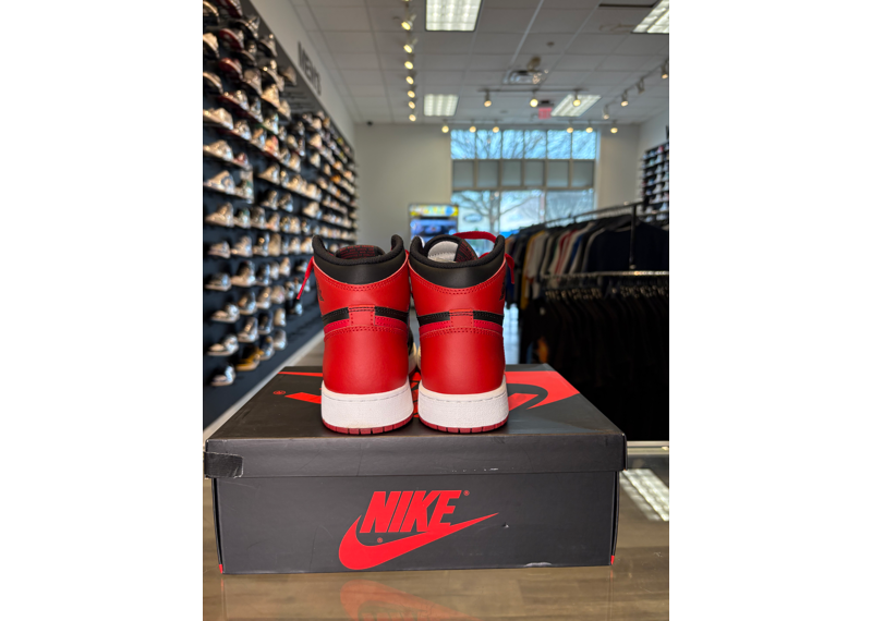 Air Jordan 1 Retro High OG GS Bred 2016 - USED
