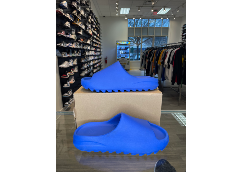 Yeezy Slides Azure - USED