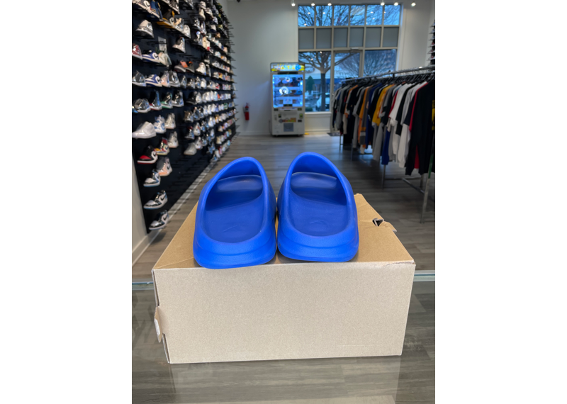 Yeezy Slides Azure - USED