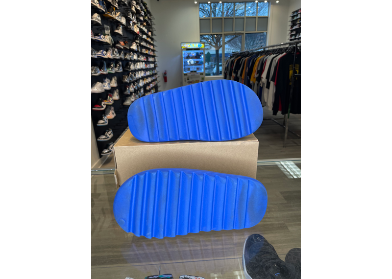 Yeezy Slides Azure - USED